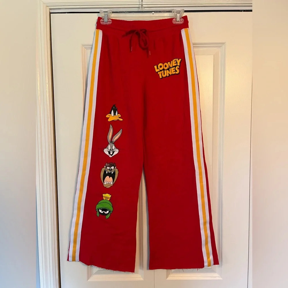 Looney Tunes women’s lounge pants. Size small.